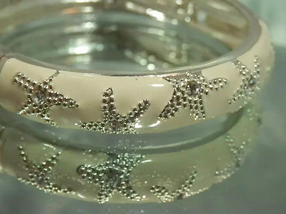 Vintage 70's X Pretty Creamy White Hinged Enamel Silver Tone Star Bracelet 611s2