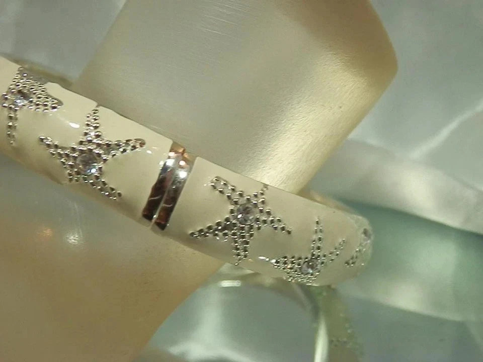 Vintage 70's X Pretty Creamy White Hinged Enamel Silver Tone Star Bracelet 611s2